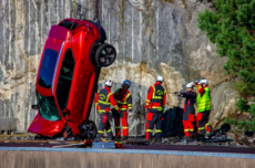 Volvo fa cadere auto nuove da 30 metri